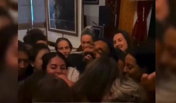 Viral! Ritual Erotis Berkedok Healing Yoga di Bali, Asap Putih Pembangkit Nafsu Wanita Viral! Ritual Erotis Berkedok Healing Yoga di Bali, Asap Putih Pembangkit Nafsu Wanita