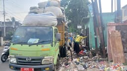 Sampah yang Sempat Menumpuk Kembali Diangkut Petugas DLH Kota Tasikmalaya