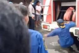 Ngeri! Detik-Detik Petugas Terlindas Mobil Damkar di Pasar Alun-Alun Tegal