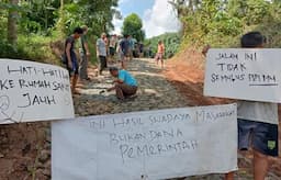 Miris! Bertahun-tahun Tak Kunjung Diperbaiki, Warga Desa Swadaya Bangun Jalan di Pandeglang