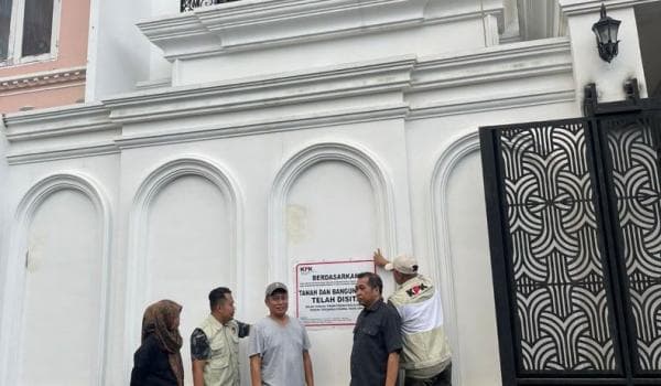 KPK Sita Marcedes Benz dan Menyegel Rumah Mewah Milik SYL di Makassar