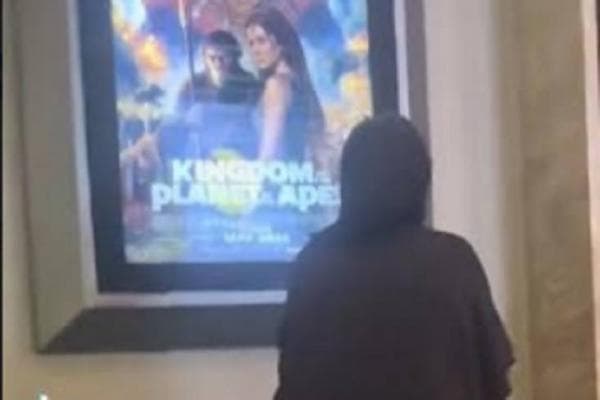 Viral Perempuan Tertawakan Seorang Ibu Lihat Poster Film di Bioskop, Ending-nya Mengejutkan
