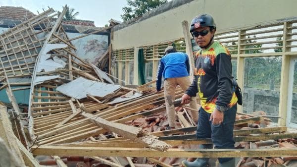 Atap Ruang Lab SMPN 1 Pamarican Ambruk, Kerugian Capai Rp250 Juta Atap Ruang Lab SMPN 1 Pamarican Ambruk, Kerugian Capai Rp250 Juta