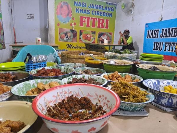 Bikin Kenyang, Ini Daftar Warung Nasi Jamblang Yang Sering Dikunjungi di Cirebon Bikin Kenyang, Ini Daftar Warung Nasi Jamblang Yang Sering Dikunjungi di Cirebon