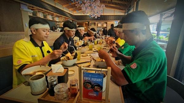 Populerkan Kuliner Khas Jepang, Mangano Sushi Restaurant Gelar Lomba Makan Ramen