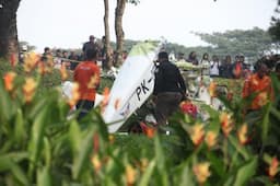 Penampakan Puing-Puing Pesawat Latih Jatuh di Tangerang Selatan