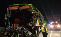 Kecelakaan Maut: Bus Pariwisata Rombongan Siswa SMP Hantam Truk di Tol Jombang, 2 Tewas, 15 Luka