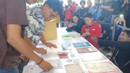 Polisi Sita Barang Bukti STNK, Ijazah hingga Rapor SD dari Pegi Tersangka Pembunuhan Vina Cirebon