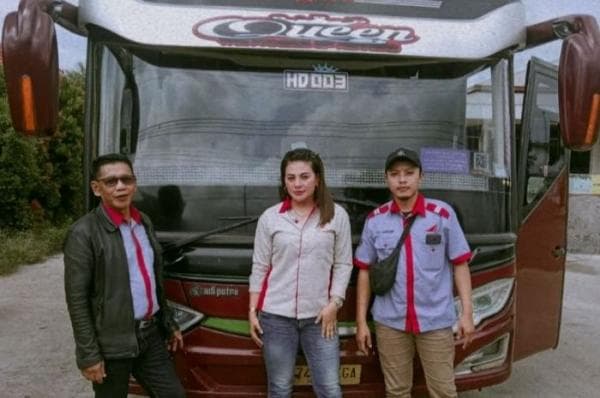 Liena Ozora: Perempuan Tangguh di Balik Kemudi Bus PO Agra Mas Liena Ozora: Perempuan Tangguh di Balik Kemudi Bus PO Agra Mas