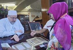 Khofifah Jelajahi Perpustakaan Tertua dan Terbesar di Negeri Pusat Peradaban dan Kebudayaan Islam