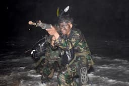 Prajurit Brigif 2 Marinir Lakukan Pendaratan Khusus di Pantai Tamban