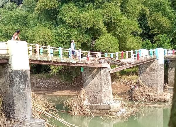 Jembatan Penghubung di Kuningan Ambruk Mengancam Akses Jalan Pertanian Warga