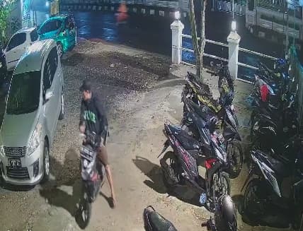 Motor Konsumen RM Indra Seafood Pandeglang Dicuri, Aksi Pelaku Terekam CCTV