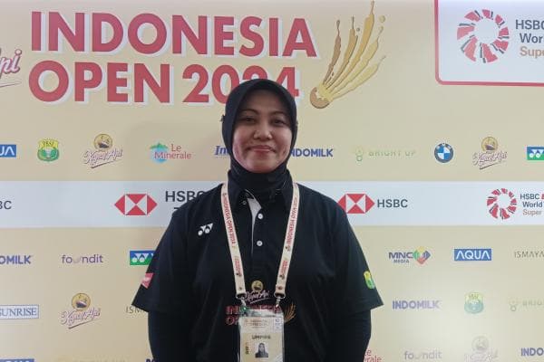 Qomarul Lailiah Guru SD Sawunggaling 1 Surabaya Jadi Wasit Bulu Tangkis di Olimpiade Paris