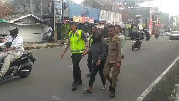 Seorang Perempuan Muda di Tasikmalaya Serang Warga Secara Acak di Pusat Kota