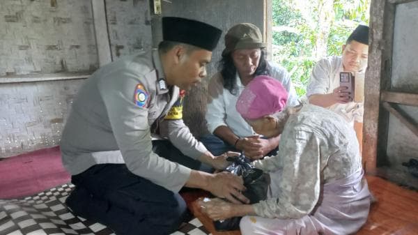 Sosok Polisi Teladan, Bhabinkamtibmas di Tasikmalaya Sisihkan Gaji untuk Bantu Kaum Duafa