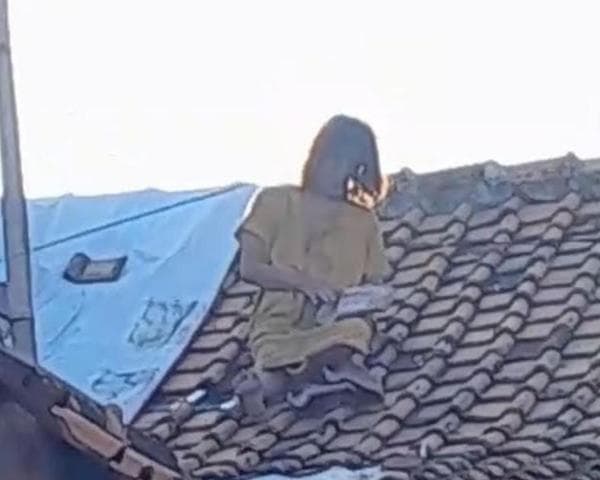 Geger Wanita Naik Atap Masjid Sambil Tertawa-tawa Hebohkan Warga di Cikampek Geger Wanita Naik Atap Masjid Sambil Tertawa-tawa Hebohkan Warga di Cikampek