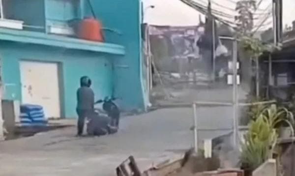 Viral Pengendara Motor Terjebak di Jalan Cor yang Belum Kering