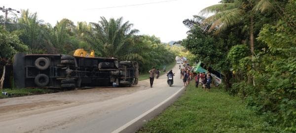Akibat Jalan Licin Bus dan Truk Tergelincir di Pasangkayu