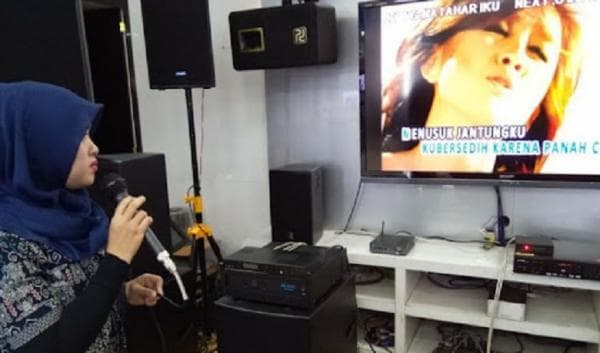 Orang Tua Kecanduan Karaoke dari Aplikasi, Anak Ini Curhat Ibunya sampai Lupa Masak