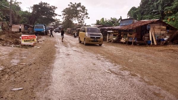 Hati-hati! Jalan Licin di Jalan Abdul Malik Pattana Endeng Mamuju