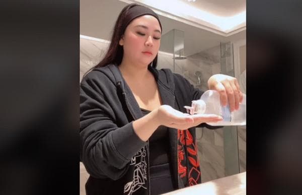 Viral Tren Bersihkan Wajah Pakai Cairan Infus, Aman atau Tidak?