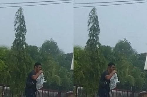 Video Viral Perjuangan Seorang Ayah, Tetap Berjualan Koran saat Hujan Deras