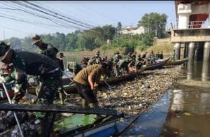 Sungai Citarum Kembali Dipenuhi Sampah, Padahal Operasi Pembersihan Baru Selesai Sungai Citarum Kembali Dipenuhi Sampah, Padahal Operasi Pembersihan Baru Selesai