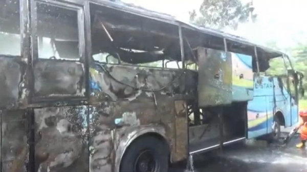 Bus Pariwisata Blue Star Terbakar Hebat di Salatiga Bus Pariwisata Blue Star Terbakar Hebat di Salatiga