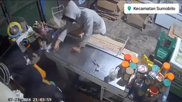 Viral! Perampok Todong Pisau Karyawan Toko Agen Sosis di Jombang, Uang Jutaan Amblas