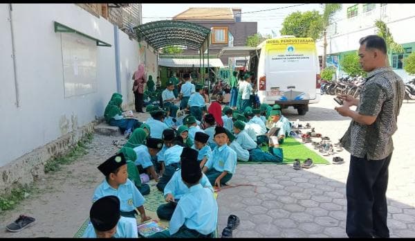 Tak Punya Perpustakaan yang Layak, MI Darussa'adah Hadirkan Mobil Pintar untuk Literasi Siswanya Tak Punya Perpustakaan yang Layak, MI Darussa'adah Hadirkan Mobil Pintar untuk Literasi Siswanya