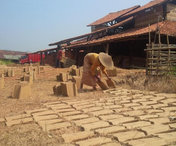 Usaha Lesu, Pengusaha Genteng Plered Purwakarta Alih Profesi