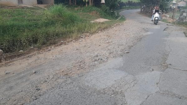 Sudah 15 Tahun Rusak Parah, Jalan Sawah Lega Pondoksalam Belum Diperbaiki Pemkab Purwakarta