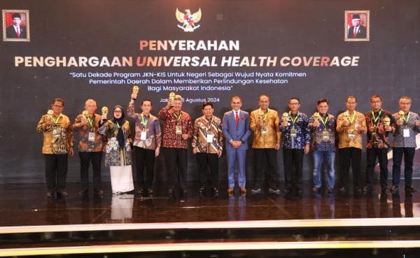 Pj Bupati Lahat Imam Pasli Terima UHC Awards 2024 dari Wapres Ma'ruf Amin