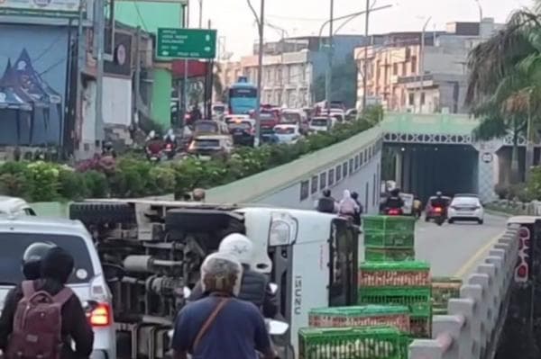 Kecelakaan Hari Ini, Truk Pengangkut Ayam Terbalik di Underpass Titi Kuning Kecelakaan Hari Ini, Truk Pengangkut Ayam Terbalik di Underpass Titi Kuning