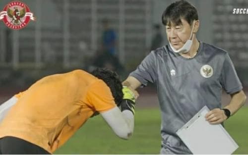 Kisah Shin Tae-yong Alami Gegar Budaya, Kaget saat Adi Satryo Cium Tangannya Kisah Shin Tae-yong Alami Gegar Budaya, Kaget saat Adi Satryo Cium Tangannya
