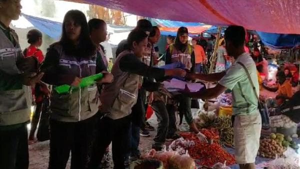 Tim Teknis DistanKP NTT Pantau Pasar Rakyat di Kabupaten TTU, Uji Keamanan Pangan