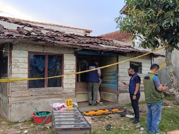 Warga Digegerkan Penemuan Mayat Perempuan Membusuk Dalam Rumah di Cibeber Cianjur Warga Digegerkan Penemuan Mayat Perempuan Membusuk Dalam Rumah di Cibeber Cianjur