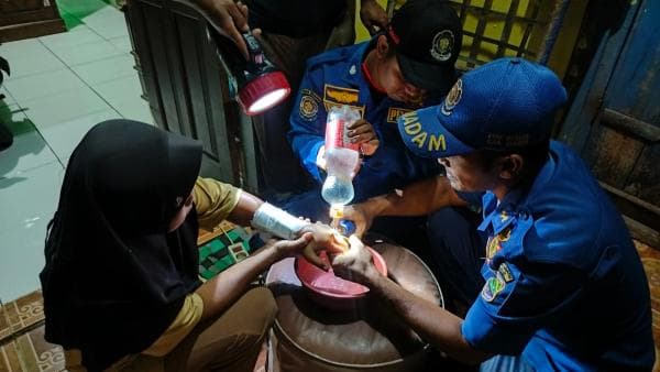 Jari Bengkak usai Jatuh saat Lomba Agustusan, Warsiah Minta Bantuan Petugas Damkar Melepas Cincinnya