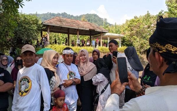 Jamaludin Yusuf Warga Cisolok Wajahnya Mirip Banget Dedi Mulyadi, Diantre Emak-emak Foto Bareng Jamaludin Yusuf Warga Cisolok Wajahnya Mirip Banget Dedi Mulyadi, Diantre Emak-emak Foto Bareng