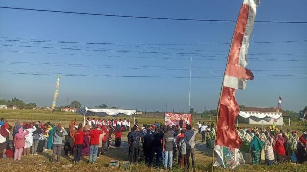 Tumbuhkan Jiwa Nasionalisme, Warga Dusun di Jombang Upacara Kemerdekaan RI di Sawah