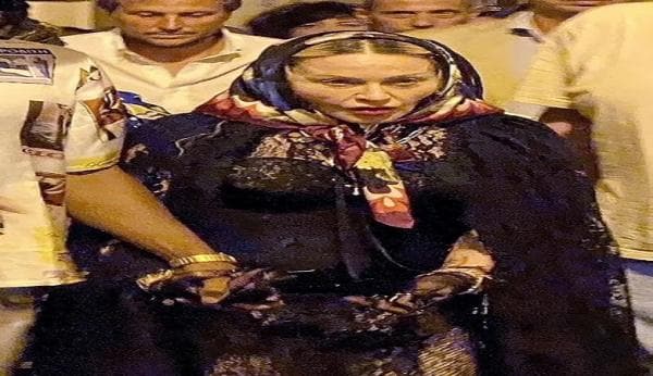 Liburan di Italia, Ratu Pop Madonna Tampak Renta Dituntun Pacar Berondongnya