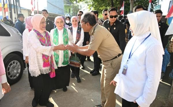 Danny Pomanto Dampingi Iriana Jokowi Tinjau Pelayanan Kesehatan di Posyandu Asoka VIIA Makassar