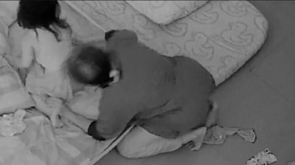 Viral, Baby Sitter Gigit Kaki Balita gegara Tak Mau Tidur Terekam Kamera CCTV