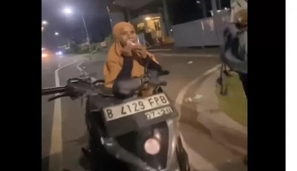 Viral, Aksi Kejahatan Emak-Emak Modus Berpura-pura Habis Bensin Motor Viral, Aksi Kejahatan Emak-Emak Modus Berpura-pura Habis Bensin Motor