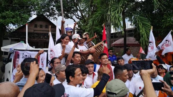 Foto-Foto Bobby Nasution Disambut Pendukung saat Daftar Pilgub ke KPU Sumut Foto-Foto Bobby Nasution Disambut Pendukung saat Daftar Pilgub ke KPU Sumut