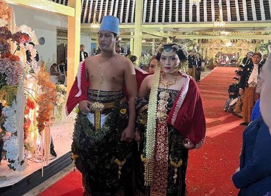 Pernikahan Cucu Raja Keraton Solo PB XII, Manten Dikirabkan Keliling Benteng