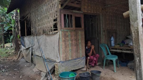 Nyata! Derita Warga Miskin Lebak, Tinggal di Gubuk Reot yang Terancam Banjir hingga Kelaparan