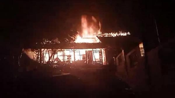 2 Rumah Semi Permanen Hangus Terbakar di Kampung Cidahu Tasikmalaya 2 Rumah Semi Permanen Hangus Terbakar di Kampung Cidahu Tasikmalaya