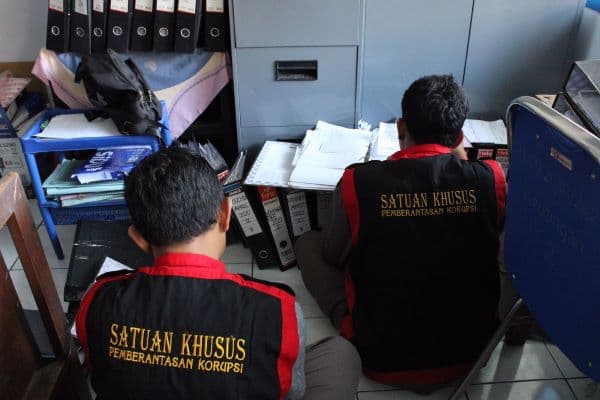 Geledah Kantor Perusda Pemkab Blitar, Kejaksaan Sita Ribuan Dokumen Barang dan Jasa Geledah Kantor Perusda Pemkab Blitar, Kejaksaan Sita Ribuan Dokumen Barang dan Jasa